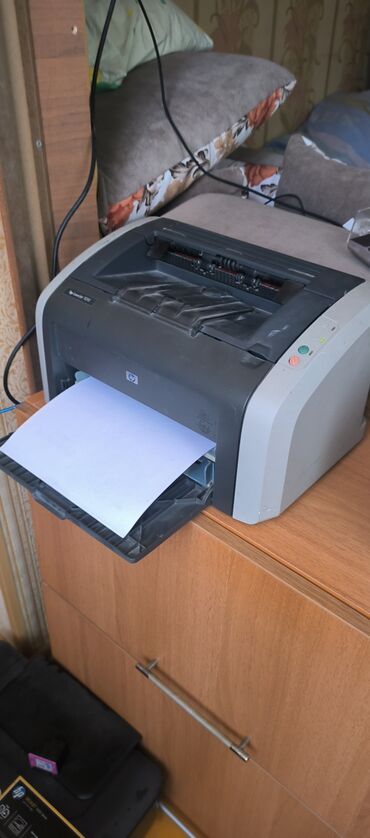 HP Laserjet 1010 Printer əla vəziyyətdə. Az işlənib, karteci var