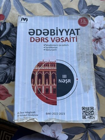 Testlər: Ədəbiyyat qayda kitabı . Kitab yaxşı vəziyyətdədir