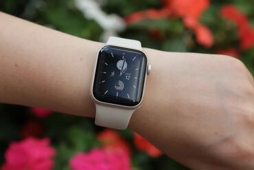 Apple Watch: Продаю срочно apple watch se 40mm на женсую руку покупался в