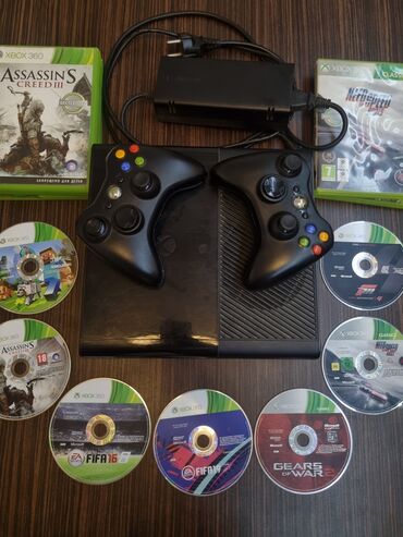 PS2 & PS1 (Sony PlayStation 2 & 1): Xbox 360 E konsolu, iki Xbox 360 simli oyun pultu, enerji adapteri və