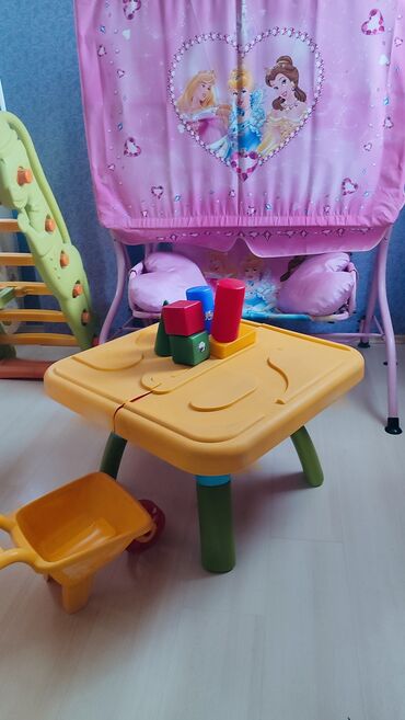 Uşaqlar üçün digər mallar: Детский уголок.Состоит из горки,песочницы,качелей и загона. Аксессуары — 8