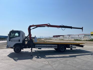 Manipulyatorlar: Yük maşını platforması və hidravlik kranı olan Isuzu modeli. Bu maşın — 2