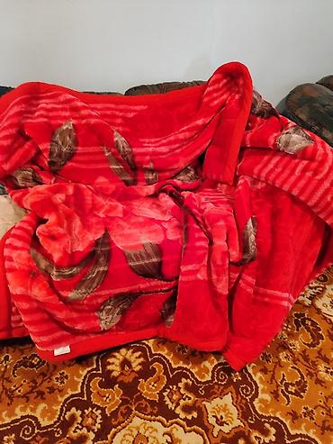bed sheets: Плед плотный теплый 220х190. В отличном состоянии. Постиран. Район — 2
