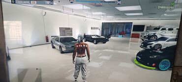 Digər avtomobillər: Qarajda müxtəlif növ nəqliyyat vasitələri var. Yüksək keçmə — 17