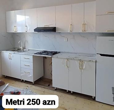 Ağ rəngli müasir mətbəx mebel dəsti. Üst və alt şkaflar, marbl