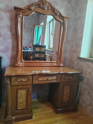 Masalar: Klassik üslubda taxtadan makiyaj/tuvalet masası və böyük güzgü dəsti — 1