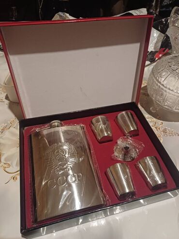 kisiler ucun hediyyeler: Vodka nabor,Rusiyadan gəlib,istifadə olunmayıb,əsl hədiyyəlik dəst