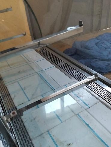 divar rəf: Soyuduculu vitrin – şüşə ön panel və üst hissə, metal korpus — 2
