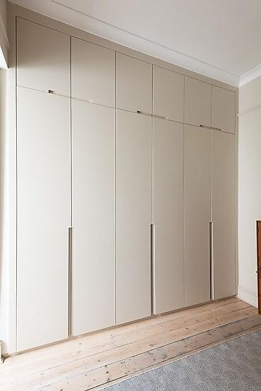 gencede qapi: Minimalist divarboyu quraşdırılan dolab sistemi - Dizayn: Mat bej — 1