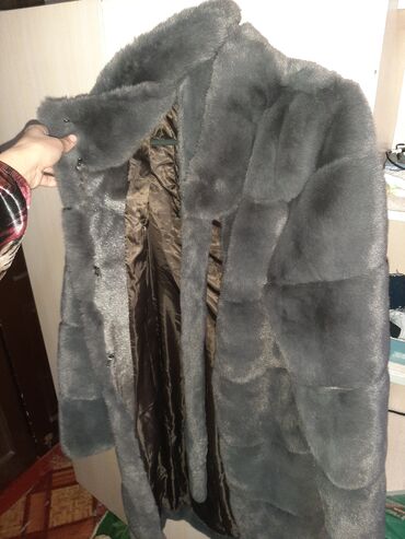 женские натуральные шубы: Шуба из меха (визуально — норка/мутон) серого цвета. - Длина