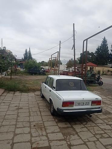 vaz 2107 2017: Ağ rəngli klassik sedan avtomobil. Şəkillərdə VAZ/Lada 2107 modeli — 1