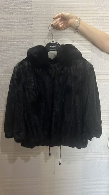 Qara rəngdə, kapüşonlu, xəzdən hazırlanmış qısa jaket. Jaketin