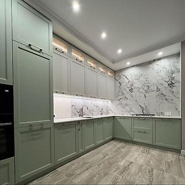 silver kitchen: Кухня «Г-образная» в классическом стиле с фасадами в нежно-салатовом и — 1