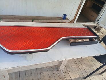 Əyləc sistemləri, tormozlar: Qırmızı rəngli avtomobil torpedo üstü rəf/panel - Material: romb