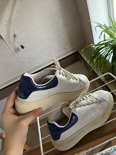 женские классические туфли на танкетке: Ağ-rəngli unisex idman ayaqqabısı - Rəng: ağ üst hissə, lacivərt — 2