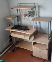 детская кровать компьютерный стол: В связи с отьездом, продаю стол компьютерный- 2000сом. Кресло на