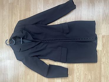 Elegantni crni sako/blejzer-dužine do iznad kolena. Klasičan kroj sa