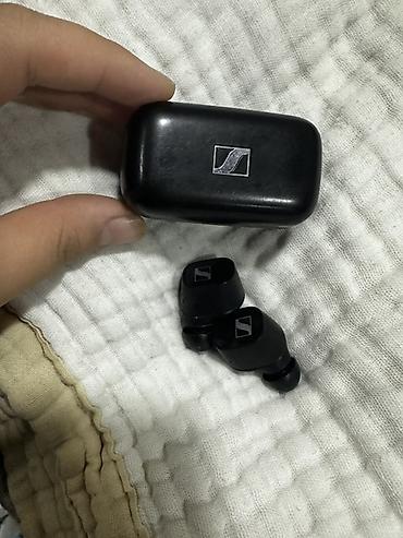 sennheiser momentum: Беспроводные внутриканальные наушники Sennheiser с зарядным кейсом. - — 1