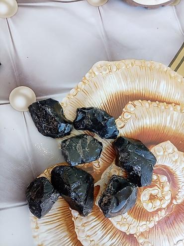 tebii sac satiram: 29 ədəd qara obsidian (şüşə) – xam daşlar - Rəng: dərin qara — 2