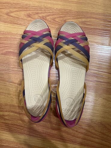 женская обувь 38 размер: Crocs, оригинал, б/у. Размер w9, на 39. 1000 сом, торг уместен