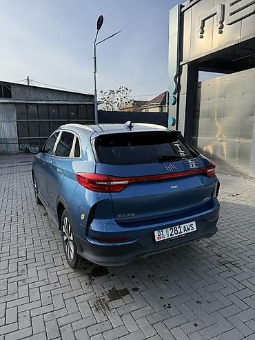 Другой электротранспорт: Электромобиль компактного класса (кроссовер) синего цвета. Кузов и — 6