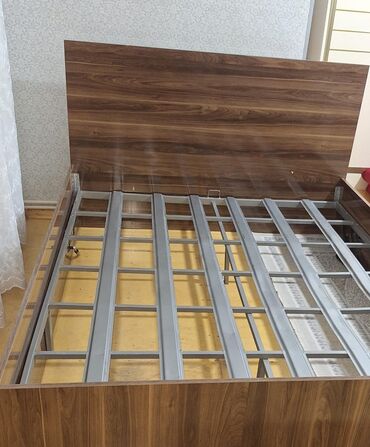 Ideal veziyyetde genis bazali taxt satilir 145 azn matrasi yoxdur amma