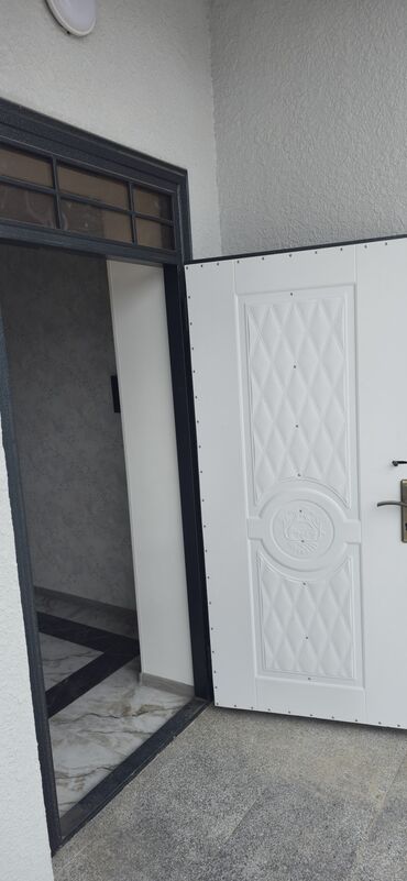 corni pol ucun taxta: Metal qapı möhkəm konstruksiyaya malikdir və yüksək təhlükəsizlik