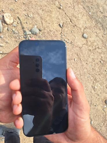 Smartfon – 3 kamera modullu Xüsusiyyətlər: - Ön tərəfdə kənarlara