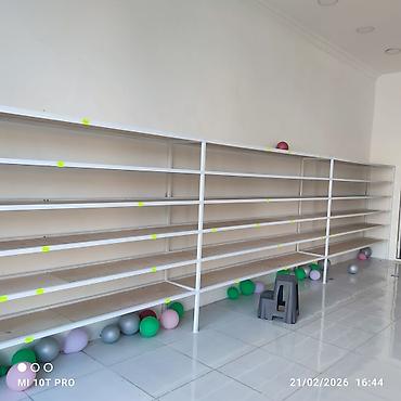 taxta rəf: Mağaza üçün metal karkaslı vitrin/raf sistemi - Material: Ağ rəngdə — 2