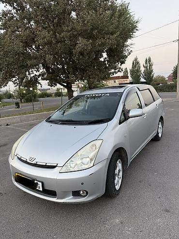 Продаётся TOYOTA WISH минивэн с правым рулём, серебристый цвет кузова