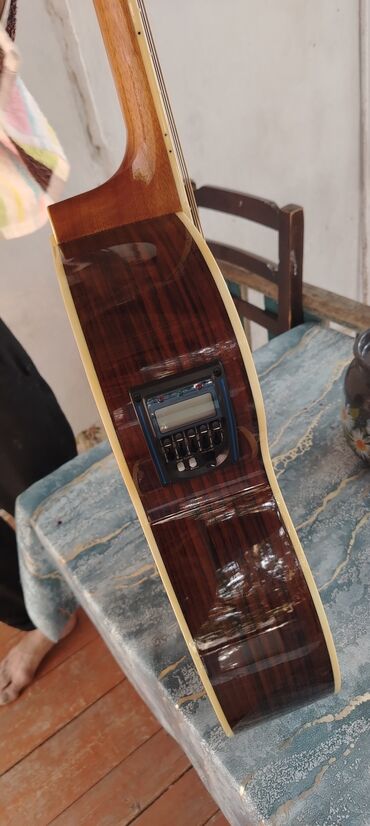 gitara mahnilari turk: Bu akustik gitara tünd qəhvəyi rəngli taxta korpusa malikdir. Gitara