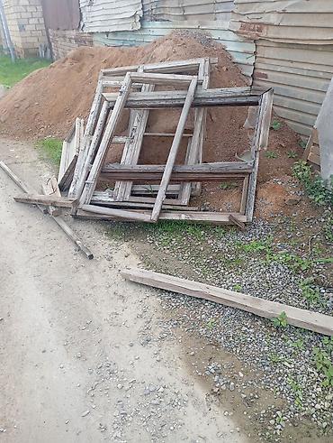 su cəni isləmis: Taxta materiallar köhnə sökülmüş evin taxtaları taxta pəncərə — 1