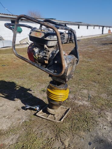 бир кишилик керебет: Бензиновая вибротрамбовка (трамбовка-«лягушка») для уплотнения грунта