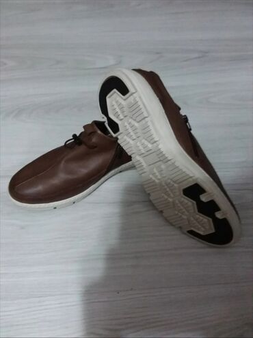 Ayaqqabılar: Məhsul: Kişi ayaqqabıları – 2 cüt, qəhvəyi rəng 1) Klassik slip-on — 4