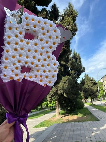 caxmaq daşı: Hərf formalı buket – papatyalarla bəzədilmiş dekorativ “B” hərfi. - — 2