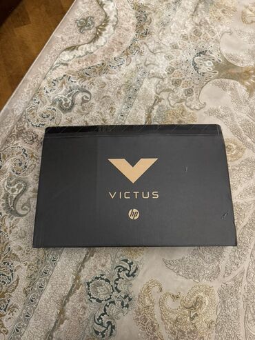 Комплектующие для ПК и ноутбуков: Bu, HP Victus noutbukudur. Tund goy rəngdədir və "Victus" loqosu ilə