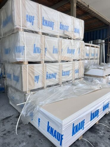 Теплоизоляционные материалы: Гипсокартонные листы Knauf стандартного размера, упакованные в паллеты