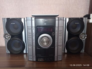 Mətbəx texnikası: Sony DVD musiqi mərkəzi. Diskləri oxuyur, FM radio qəbul edir. Evdə və