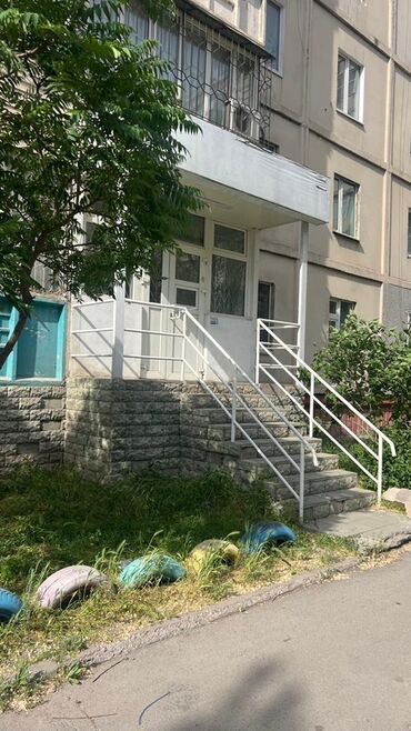 Помещения свободного назначения: Продаю помещение с отдельным входом, расположенное на первом этаже