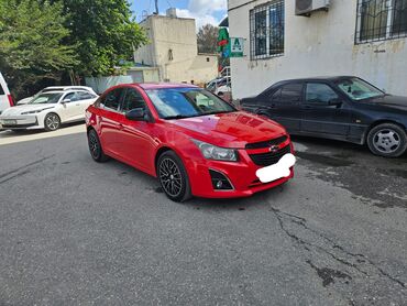 Chevrolet: Chevrolet Cruze sedan – parlaq qırmızı rəngdə, şəhər üçün dinamik və — 1