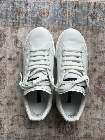 Krasofkalar və idman ayaqqabıları: Dolce & Gabbana brendi olan ağ rəngli dəri kişi krossovkalar — 12