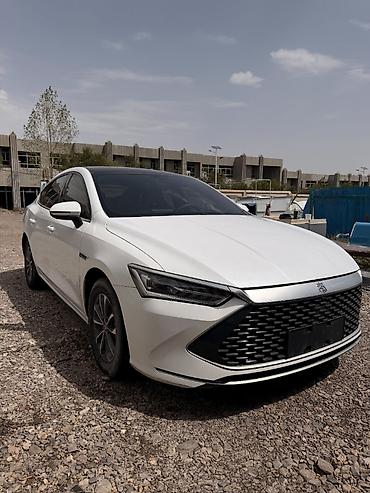byd e1: BYD Qin: 2023 г., 1.5 л, Вариатор, Гибрид, Седан — 4