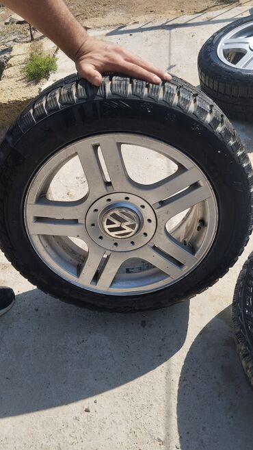 Təkərlər: Volkswagen üçün nəzərdə tutulmuş, üzərində qış təkərləri olan dörd