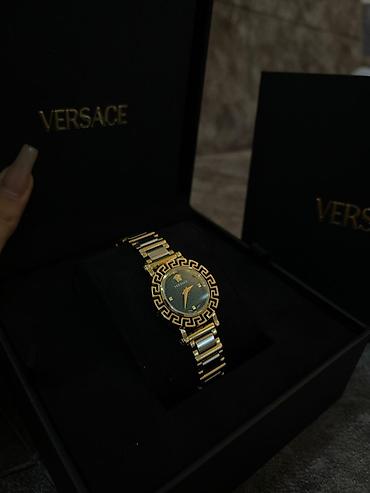 versace qolbag: Versace brendinin qızılı və gümüşü rəngli qol saatı. Saatın qızılı — 4