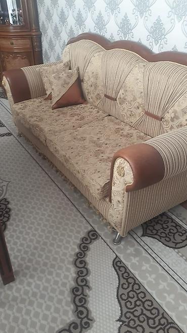 2 el esyalar: Qirmizi divan 40 azn 
Yaxsi veziyyetdedi — 1