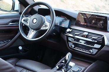 Детали салона: BMW M sport+— кожаный салон премиум-класса с деревянными вставками и — 5