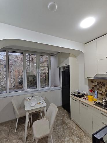 sekide: Bakı, 3 otaqlı, Köhnə tikili, m. Memar Əcəmi, 95 kv. m — 1