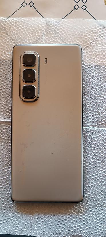 видеорегистратор с 3 камерами: Smartfon – 3 arxa kamera modullu, ön kamerası ekranın yuxarı — 4