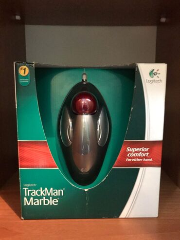 Mauslar: Logitech TrackMan Marble trekpadi. Bu cihaz, erqonomik dizaynı ilə