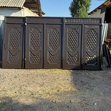 Распашные ворота: Металлические ворота с декоративными элементами и секциями — 23